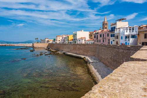 <p>Guided tour to discover Alghero with sea view and typical colorful houses</p><p><br></p>