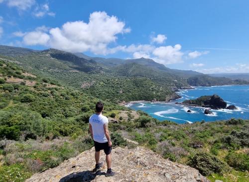 Escursionista durante trekking nel territorio di Bosa a Capo Marrargiu con vista mare