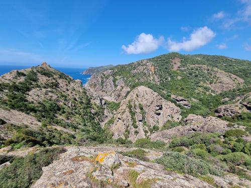 Percorso panoramico a Capo Marrargiu durante escursione giornaliera di trekking