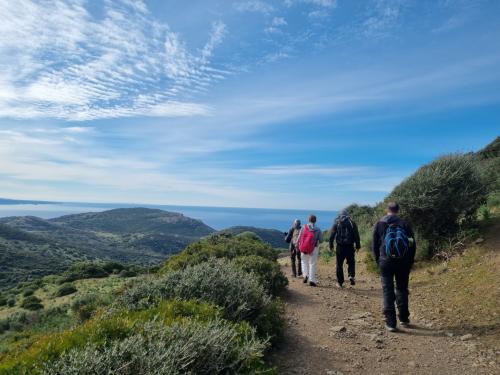 Gruppo di escursionisti durante trekking nel territorio di Bosa