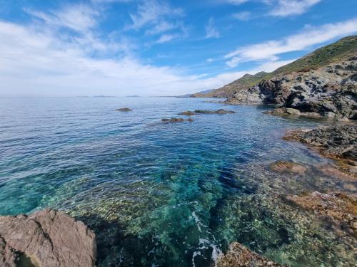 <p>Kristallklares Meer, wo Schwimmen in einer Bucht in Bosa während Trekking-Ausflug mit Führer</p><p><br></p>