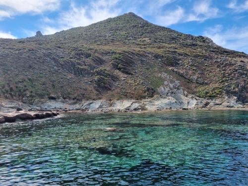 <p>Kristallklares Meer, wo Schwimmen in einer Bucht in Bosa während Trekking-Ausflug mit Führer</p><p><br></p>
