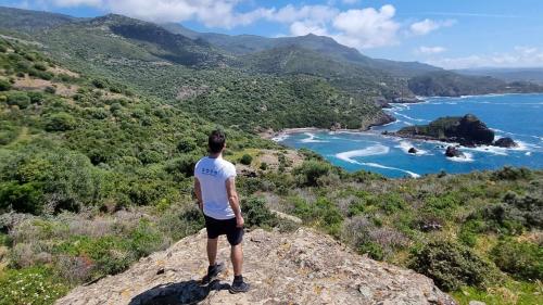 Un garçon admire la côte près de Bosa