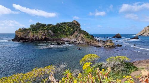 Vista su un'isoletta a largo della costa ovest della Sardegna