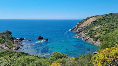 Vue de la mer sur la côte ouest de la Sardaigne près de Capo Marrargiu