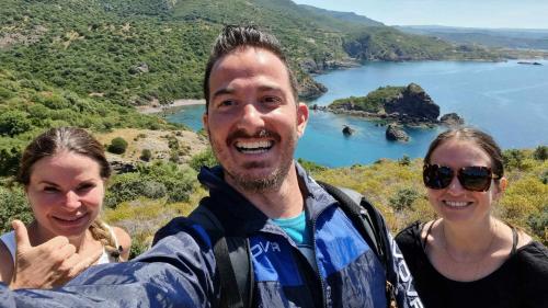 Escursionisti felici durante il trekking a Capo Marrargiu a Bosa