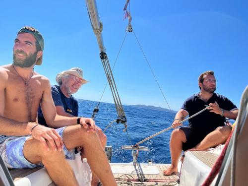 Grupo de participantes en un curso de vela en La Maddalena