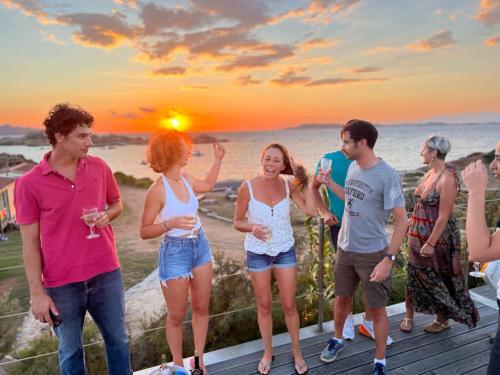 Participantes del curso de vela durante un brindis al atardecer en La Maddalena