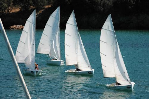 Piccole imbarcazioni a vela nell'Arcipelago di La Maddalena