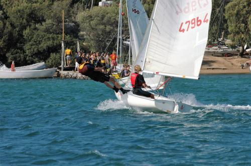 Jungen an Bord eines kleinen Segelboots, das in La Maddalena segelt