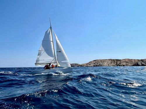 Pequeño velero navegando en La Maddalena