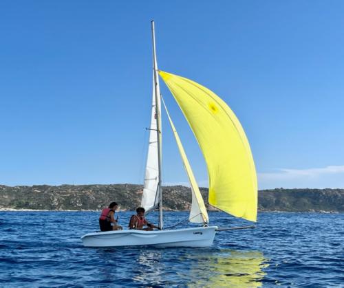 Piccole barche a vela in navigazione a La Maddalena