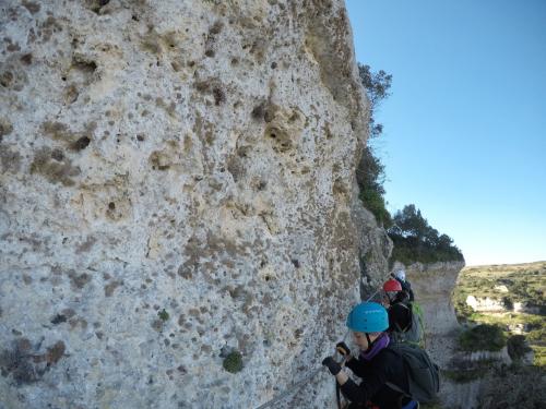 Gruppo di escursionisti durante via ferrata panoramica a Cargeghe