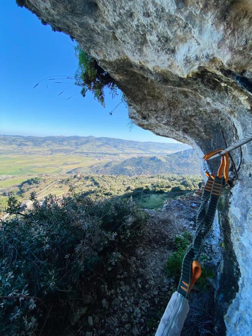 Ganci utilizzati durante la via ferrata a Cargeghe in sicurezza