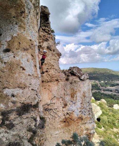 Foto des Mädchens an der Felswand von Giorrès Klettersteig