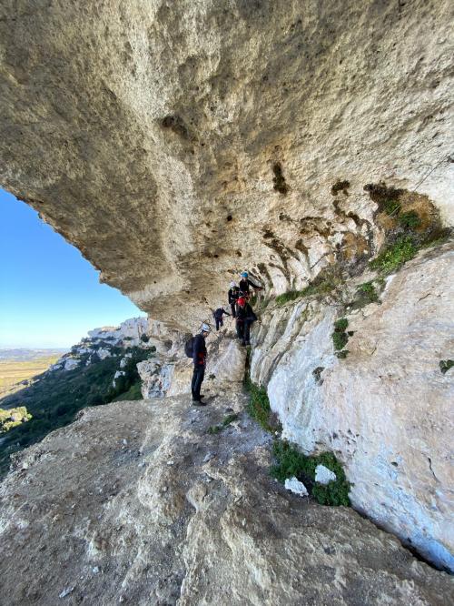 Escursionisti durante esperienza di via ferrata nel nord ovest Sardegna