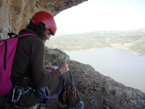Aussichtspunkt auf einem Felsvorsprung des Klettersteigs von Rocca Doria
