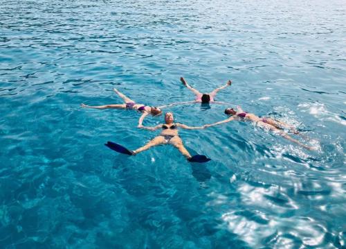 Mädchen baden während einer Bootstour im Golf von Cagliari