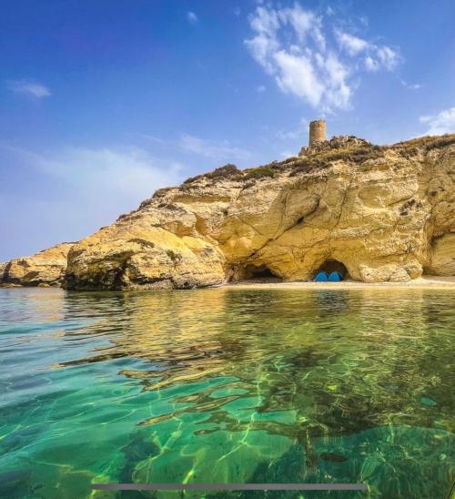 Kleine Höhlen an der Küste von Cagliari