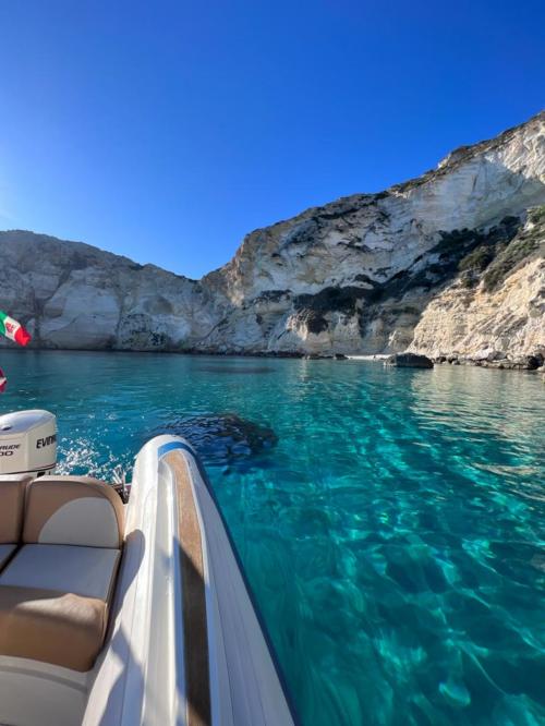 Schlauchboot in einer Bucht des Golfs von Cagliari