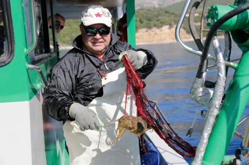 Pescador con redes de pesca