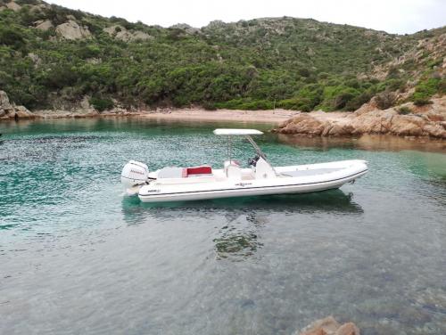 Schlauchboot mit Markise zwischen den Gewässern des Archipels von La Maddalena