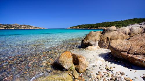 Kristallklares Meer im Archipel von La Maddalena während einer Bootstour mit Skipper