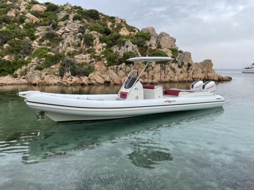 <p>Excursión en bote en el archipiélago de La Maddalena</p><p><br></p>