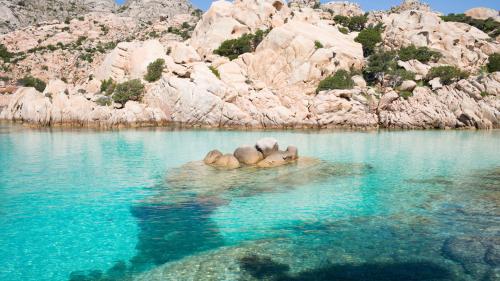 Acqua blu e turchese nell'isola di Caprera