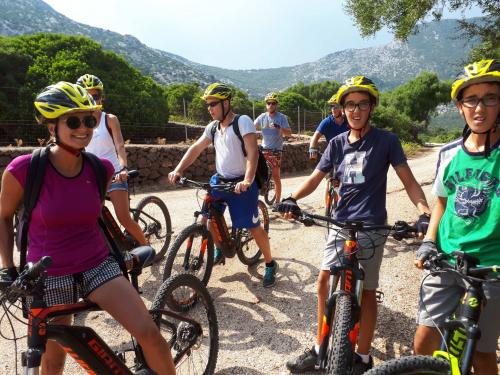 Wanderer auf Elektrofahrrädern in den sardischen Bergen im Landesinneren zwischen Dorgali Orosei Baunei an der Ostküste der Insel