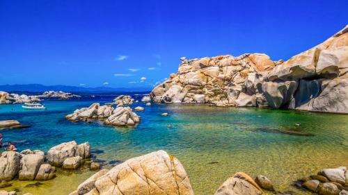 <p>Cove in the south of Corsica during a boat trip with skipper</p><p><br></p>