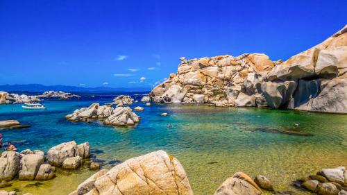 <p>Cala en el sur de Córcega durante un viaje en barco con patrón</p><p><br></p>