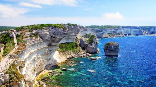 Mare blu e alte scogliere in Corsica durante tour in gommone con arrivo a Bonifacio