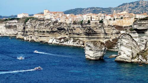 <p>Stadt Bonifacio auf Korsika mit Blick auf hohe Klippen</p><p><br></p>