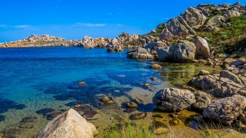 <p>Isla de Córcega y mar azul para bucear durante excursiones en barco</p><p><br></p>