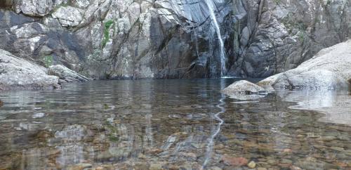Wasserfall von Piscina Irgas im Wald von Villacidro im Süden Sardiniens