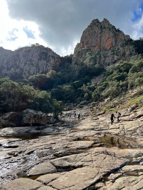 Staatlicher Wald von Monti Mannu zwischen Villacidro und Domusnovas, Tal des Rio Oriddacon mit Wanderern