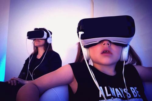visitatori fanno esperienza di realtà virtuale con visori Oculus Guest
