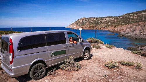 Furgoneta por los caminos de tierra de la isla del Parque Asinara con mar azul cristalino