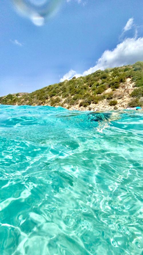 das kristallklare Wasser des Golfs von Cagliari