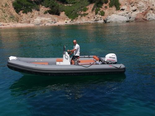 Gommone alla scoperta del Golfo di Orosei con itinerario personalizzabile con noleggio