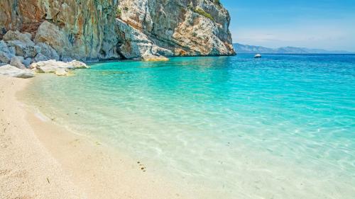 Mare turchese del Golfo di Orosei in cui fare il bagno durante tour a bordo di un gommone con noleggio