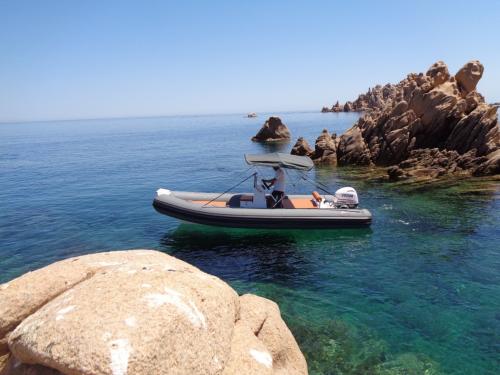 Conducente del gommone con tendalino parte dal porto di Arbatax