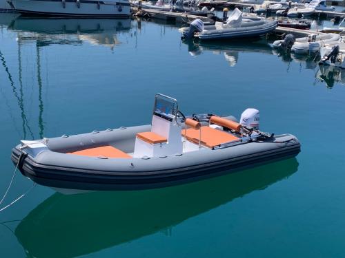 Botes de goma en el puerto de Arbatax