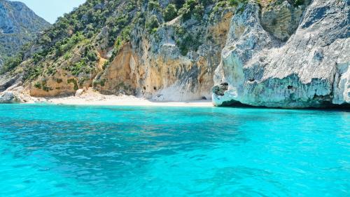 <p>Clear sea where swimming during dinghy rental in the Gulf of Orosei</p><p><br></p>