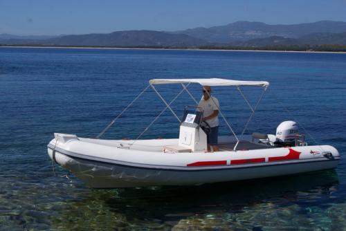 <p>Lancha neumática en las aguas del Golfo de Orosei</p><p><br></p>