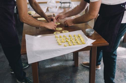 Dimostrazione della preparazione della pasta tipica sarda in un ristorante ad Olbia