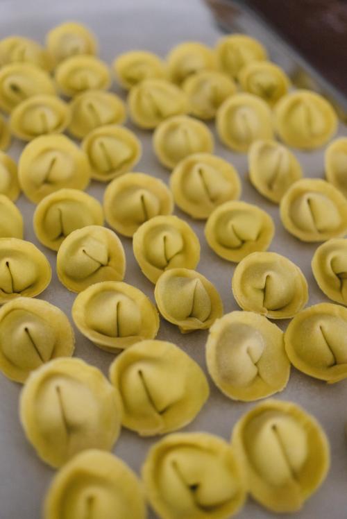 Laboratorio di pasta tipica sarda in ristorante ad Olbia con guida