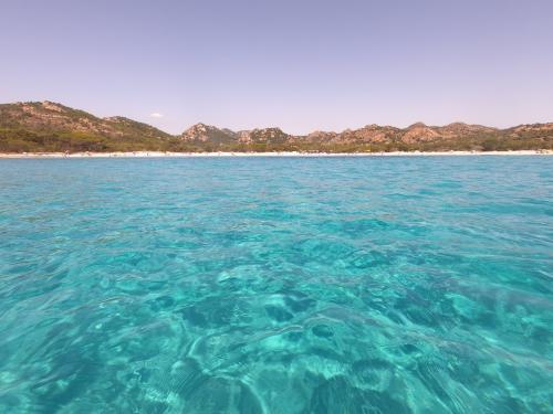 Tour guidato in kayak tra le acque limpide della costa di Biderosa