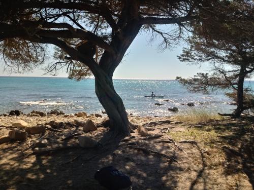 <p>Strand in der Oase von Biderosa und Kajakwanderer im blauen Meer</p><p><br></p>